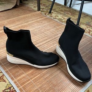 SOLD Sz 8 stretch ankle runners